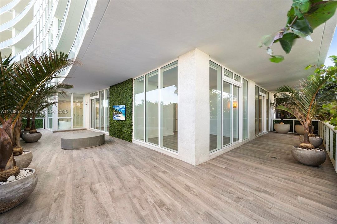 Recently Sold: $2,650,000 (2 beds, 2 baths, 1933 Square Feet)