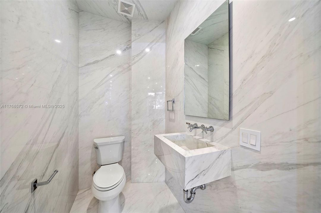 Recently Sold: $2,650,000 (2 beds, 2 baths, 1933 Square Feet)