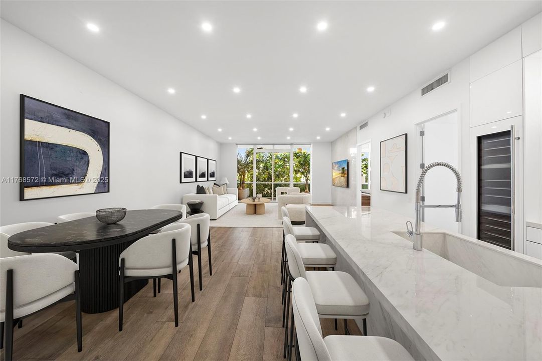 Recently Sold: $2,650,000 (2 beds, 2 baths, 1933 Square Feet)