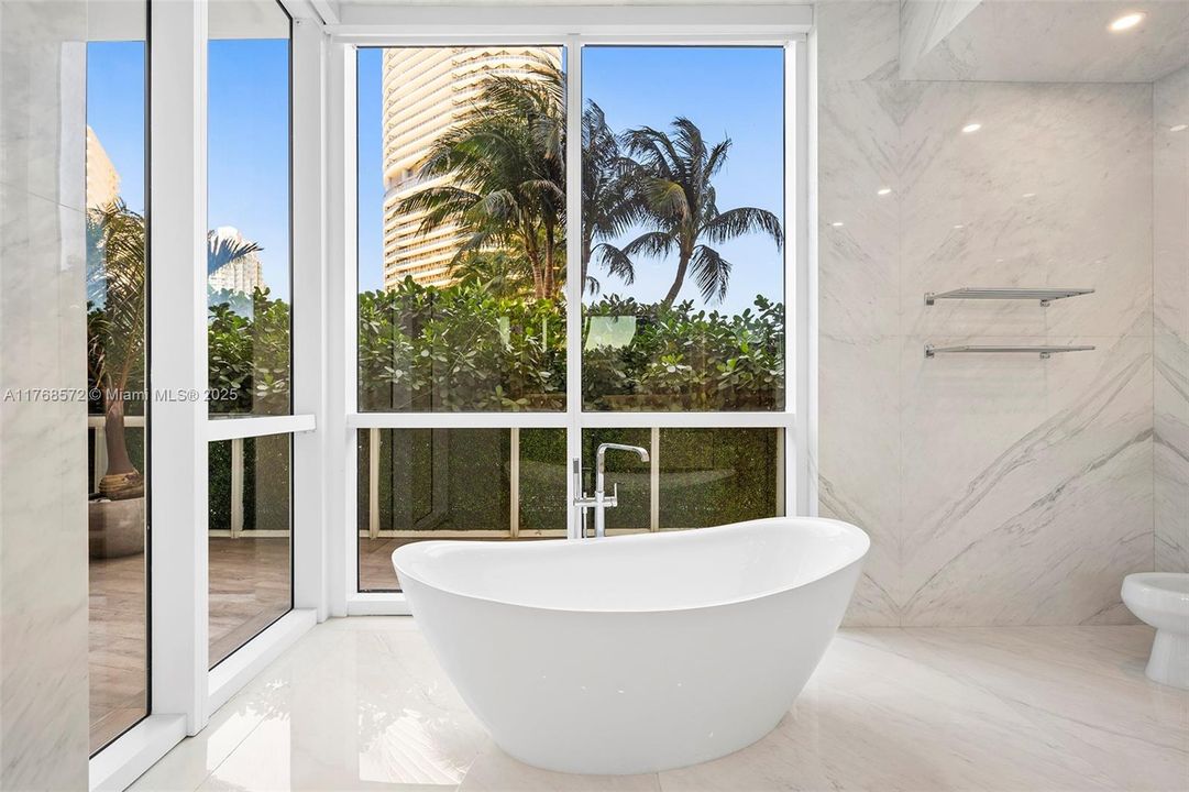 Recently Sold: $2,650,000 (2 beds, 2 baths, 1933 Square Feet)