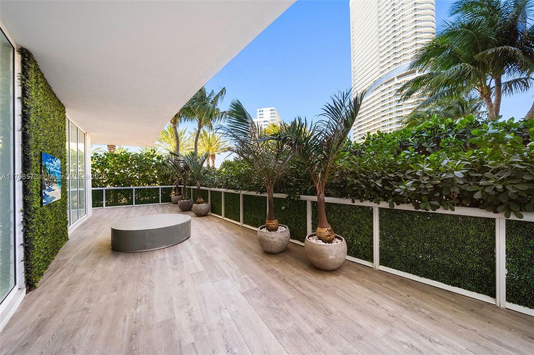 Recently Sold: $2,650,000 (2 beds, 2 baths, 1933 Square Feet)