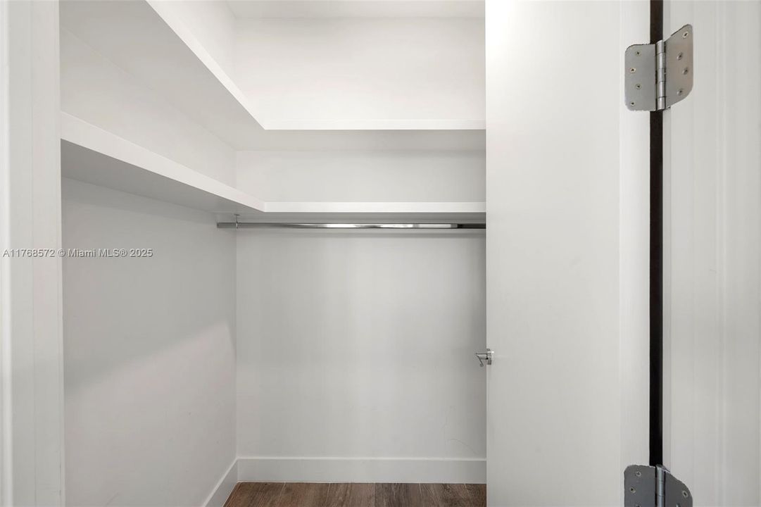 Recently Sold: $2,650,000 (2 beds, 2 baths, 1933 Square Feet)