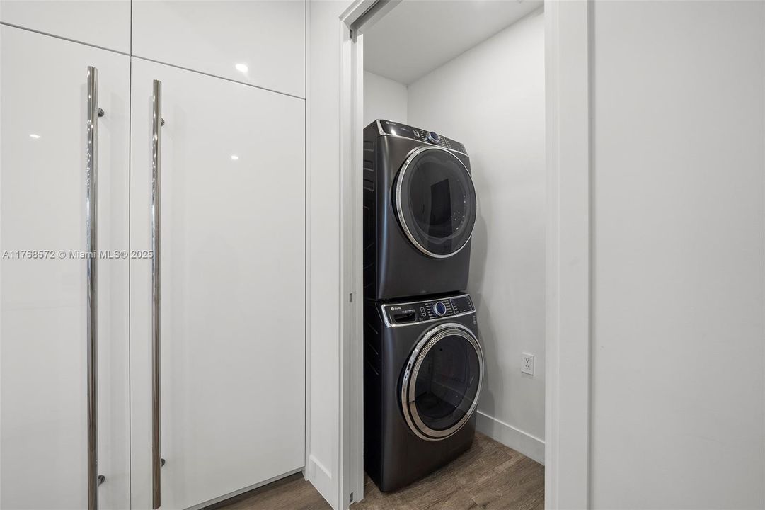 Recently Sold: $2,650,000 (2 beds, 2 baths, 1933 Square Feet)