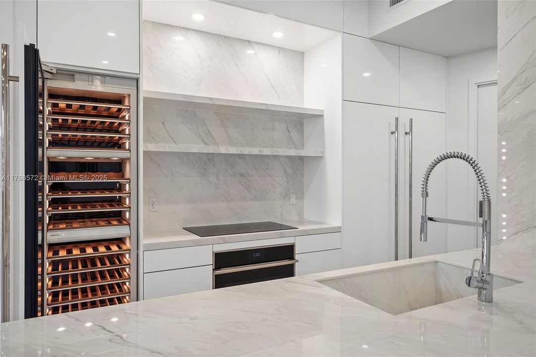 Recently Sold: $2,650,000 (2 beds, 2 baths, 1933 Square Feet)