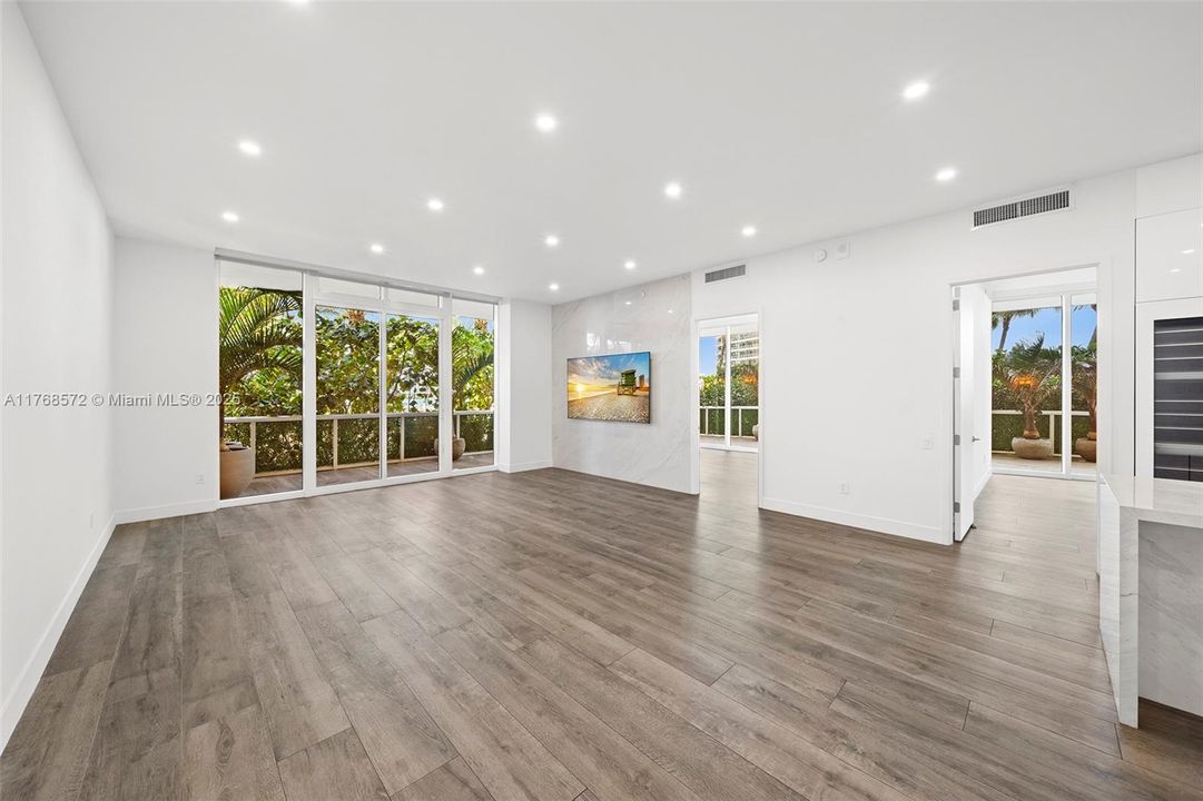 Recently Sold: $2,650,000 (2 beds, 2 baths, 1933 Square Feet)