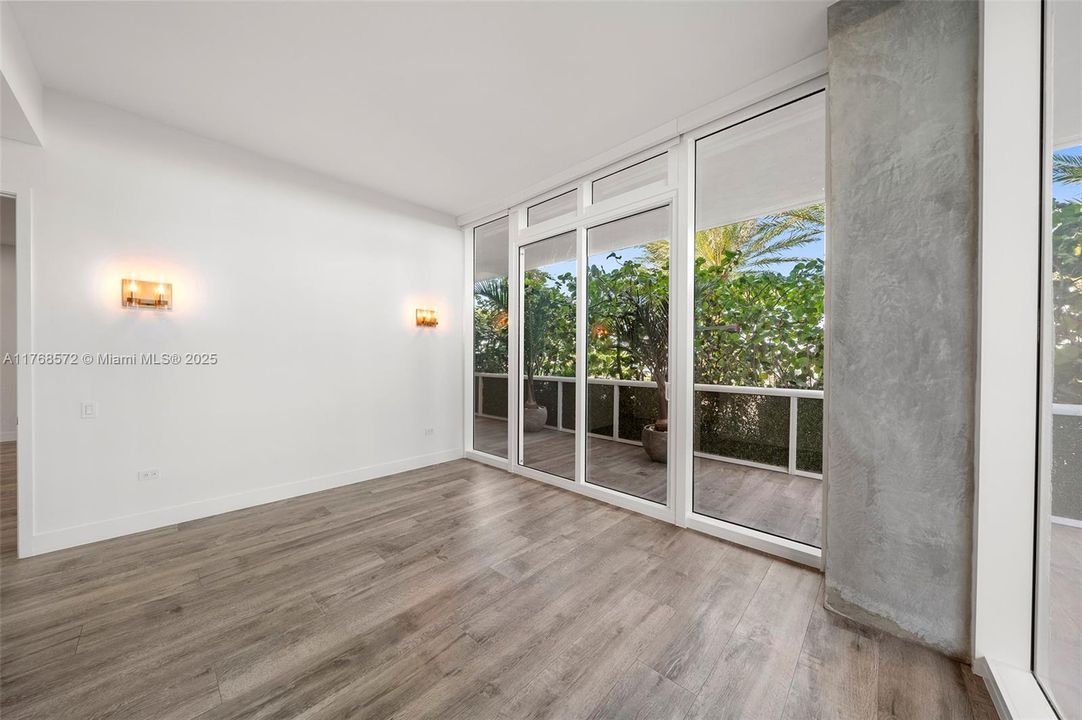 Recently Sold: $2,650,000 (2 beds, 2 baths, 1933 Square Feet)