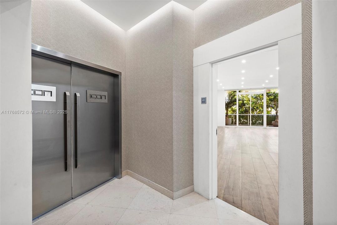 Recently Sold: $2,650,000 (2 beds, 2 baths, 1933 Square Feet)