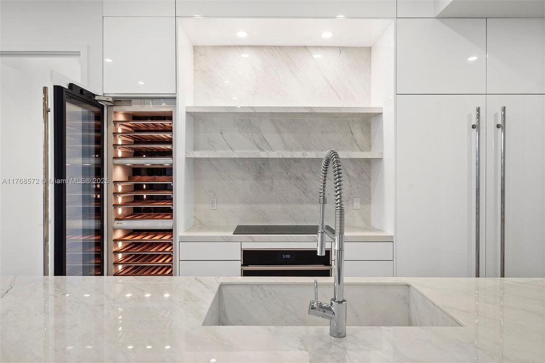 Recently Sold: $2,650,000 (2 beds, 2 baths, 1933 Square Feet)