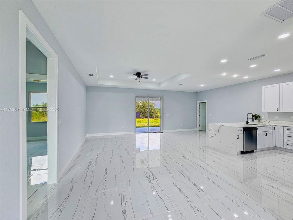 На продажу: $334,900 (3 спален, 2 ванн, 1498 Квадратных фут)