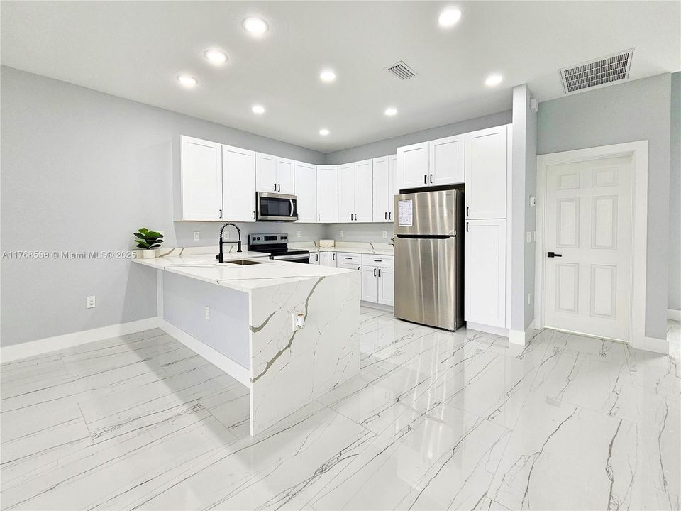 На продажу: $334,900 (3 спален, 2 ванн, 1498 Квадратных фут)