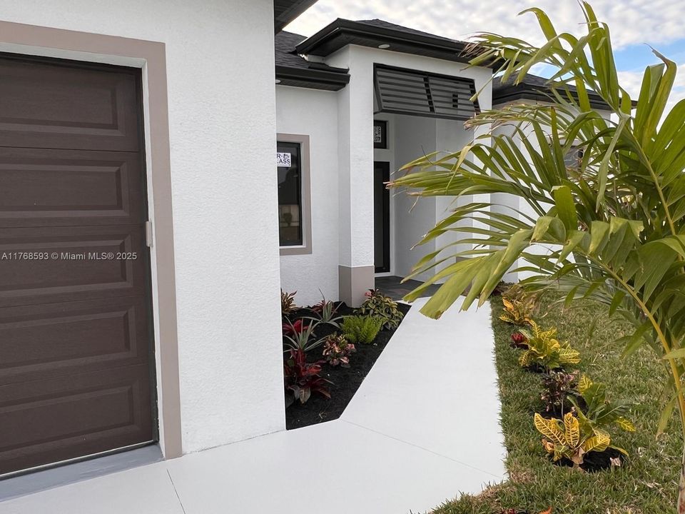 合同活跃: $435,000 (3 贝兹, 3 浴室, 1735 平方英尺)