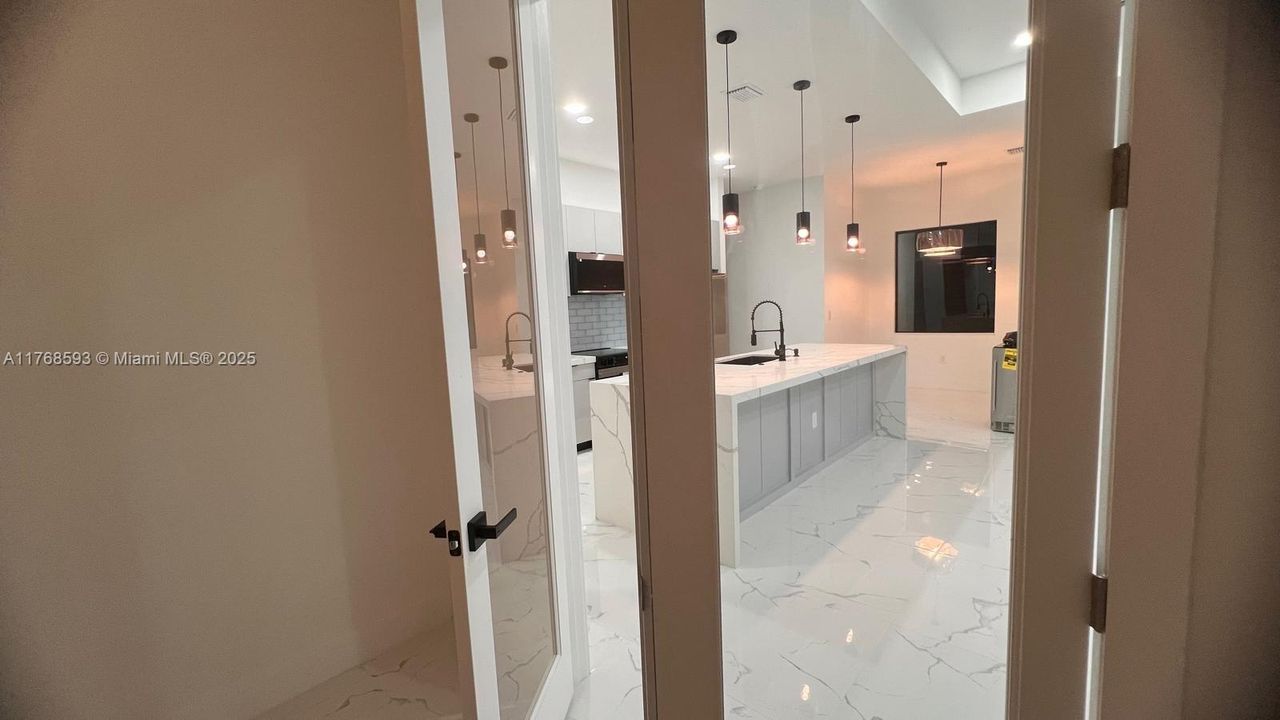 合同活跃: $435,000 (3 贝兹, 3 浴室, 1735 平方英尺)