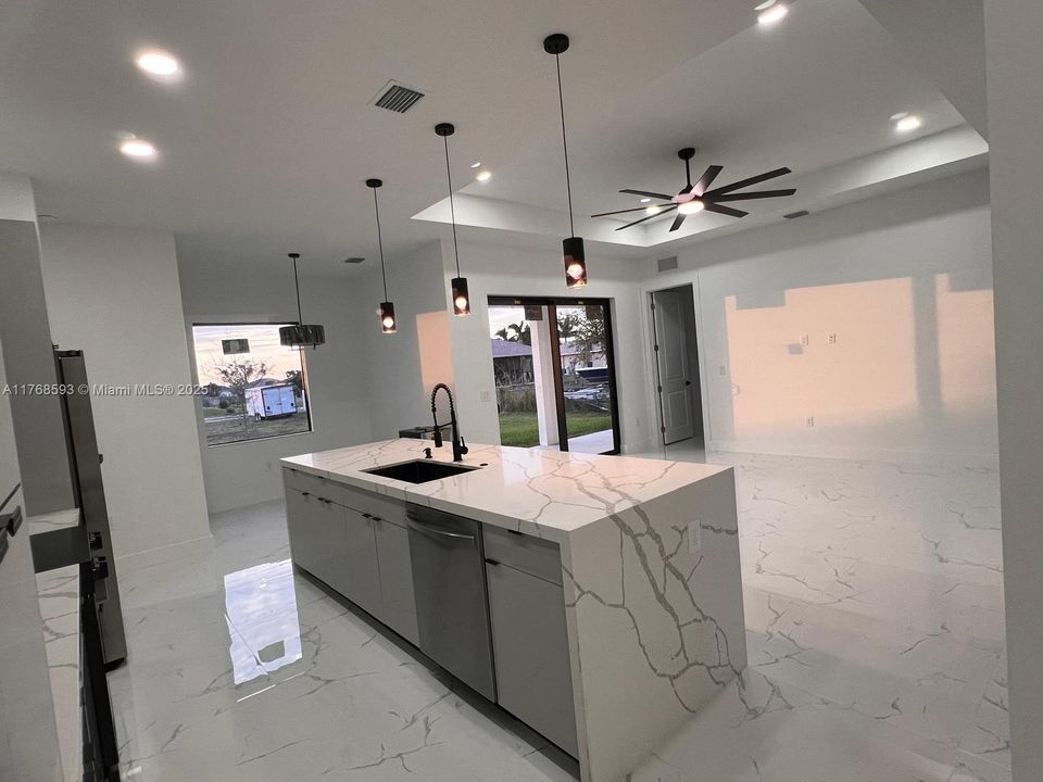 合同活跃: $435,000 (3 贝兹, 3 浴室, 1735 平方英尺)