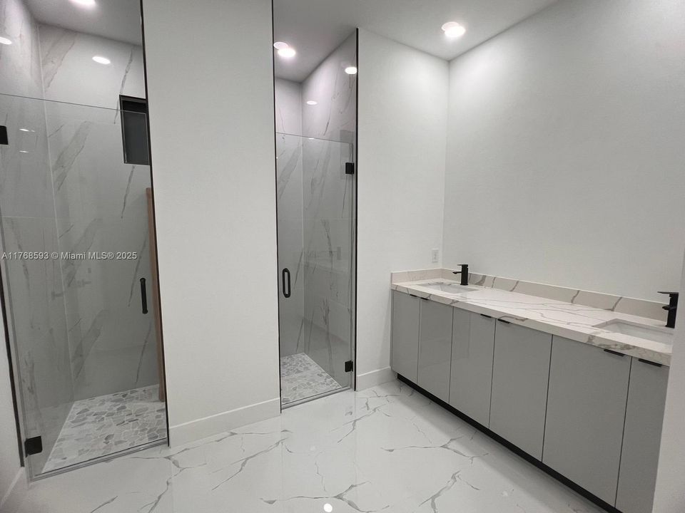 合同活跃: $435,000 (3 贝兹, 3 浴室, 1735 平方英尺)