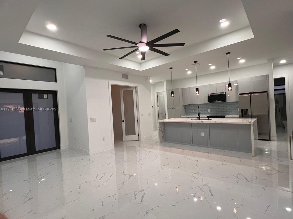 合同活跃: $435,000 (3 贝兹, 3 浴室, 1735 平方英尺)