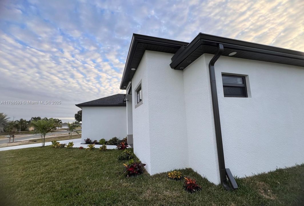 合同活跃: $435,000 (3 贝兹, 3 浴室, 1735 平方英尺)