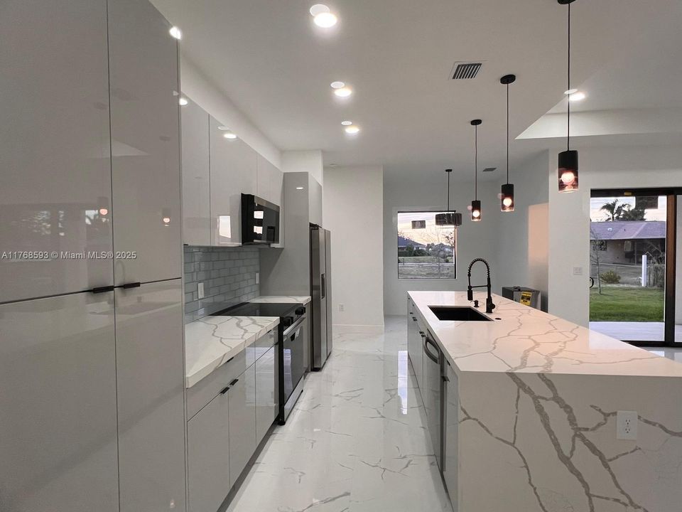 合同活跃: $435,000 (3 贝兹, 3 浴室, 1735 平方英尺)