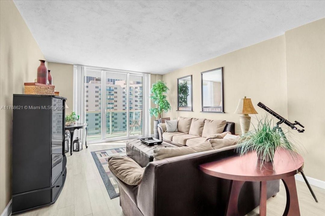 Recently Sold: $437,500 (1 beds, 1 baths, 874 Square Feet)