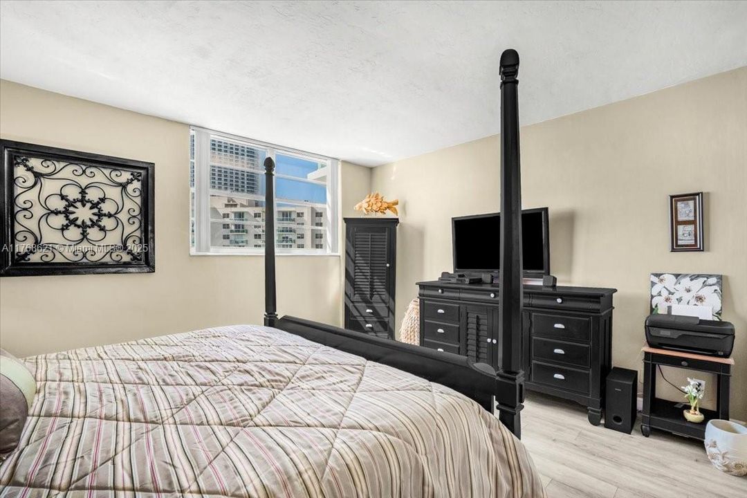 Recently Sold: $437,500 (1 beds, 1 baths, 874 Square Feet)