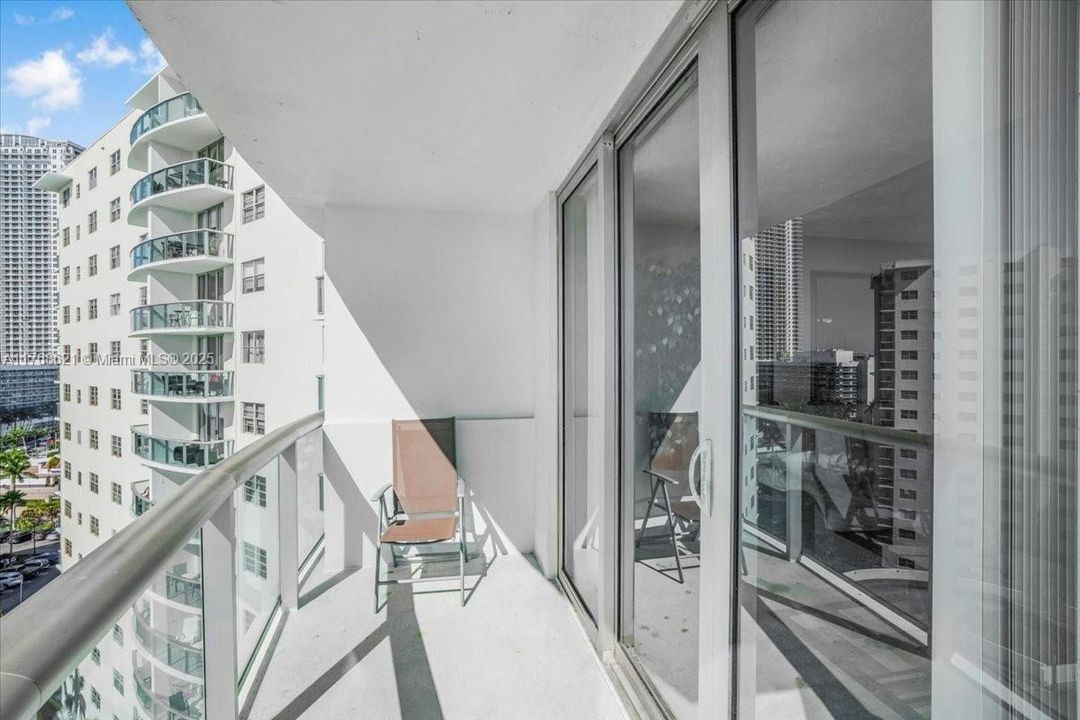 Recently Sold: $437,500 (1 beds, 1 baths, 874 Square Feet)