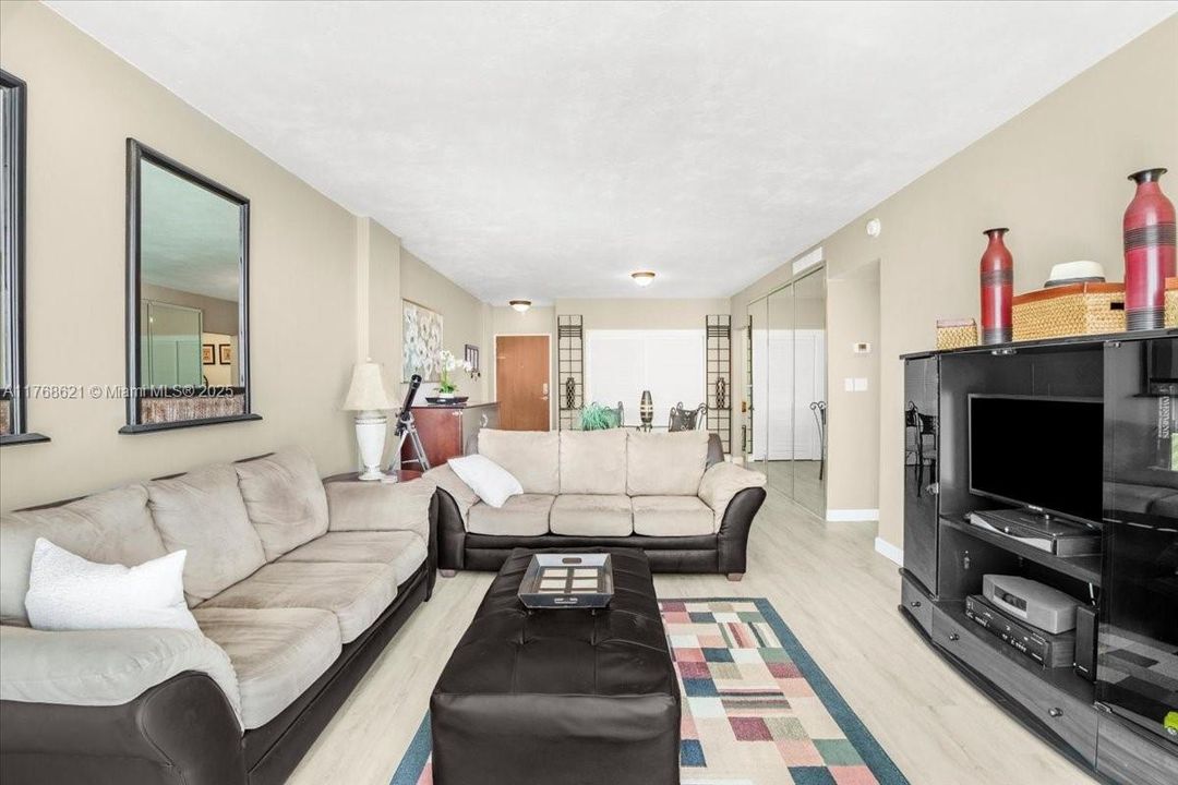 Recently Sold: $437,500 (1 beds, 1 baths, 874 Square Feet)