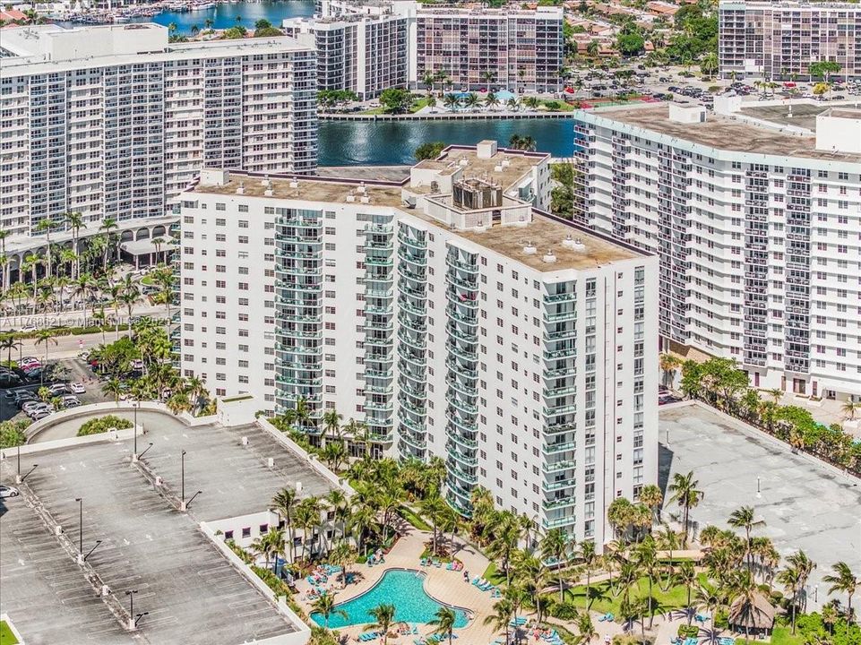 Recently Sold: $437,500 (1 beds, 1 baths, 874 Square Feet)