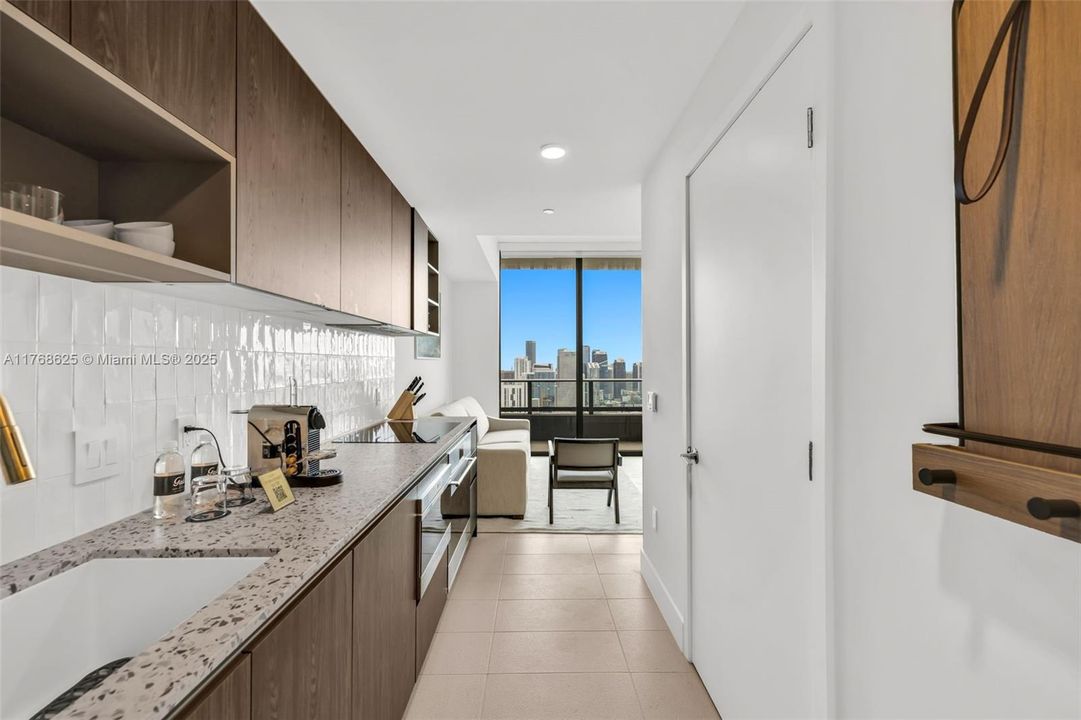 For Rent: $3,700 (1 beds, 1 baths, 679 Square Feet)