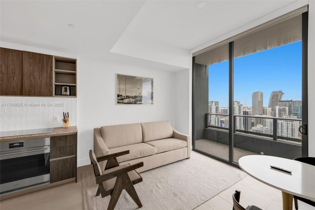 For Rent: $3,700 (1 beds, 1 baths, 679 Square Feet)