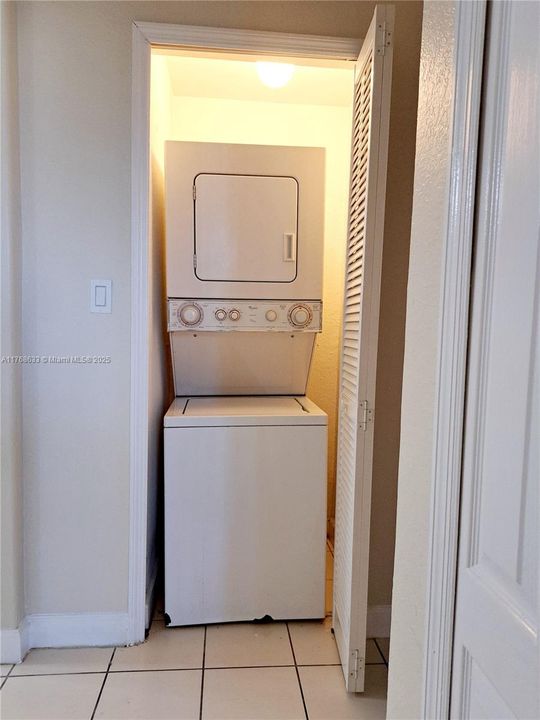 Recently Rented: $1,750 (2 beds, 2 baths, 930 Square Feet)