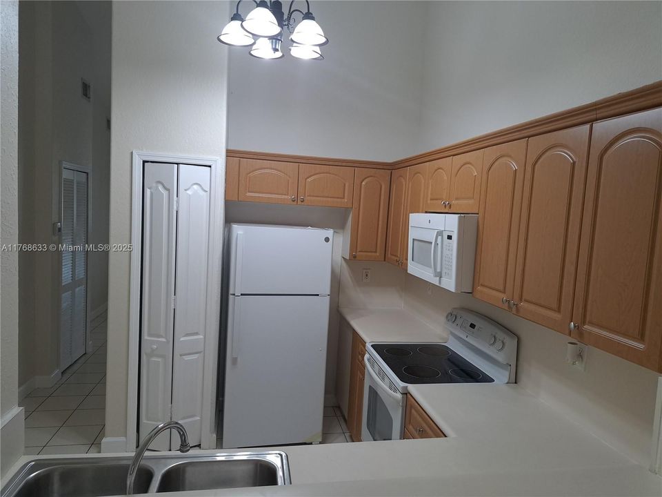 Recently Rented: $1,750 (2 beds, 2 baths, 930 Square Feet)