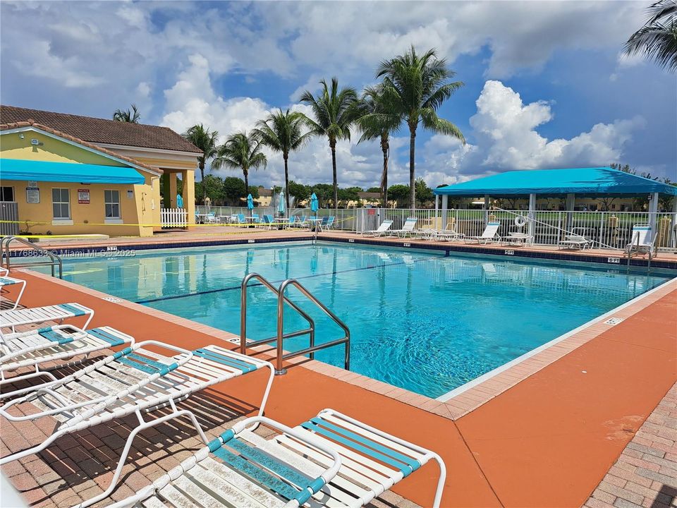 Recently Rented: $1,750 (2 beds, 2 baths, 930 Square Feet)