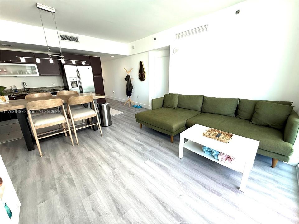 На продажу: $715,000 (2 спален, 2 ванн, 986 Квадратных фут)