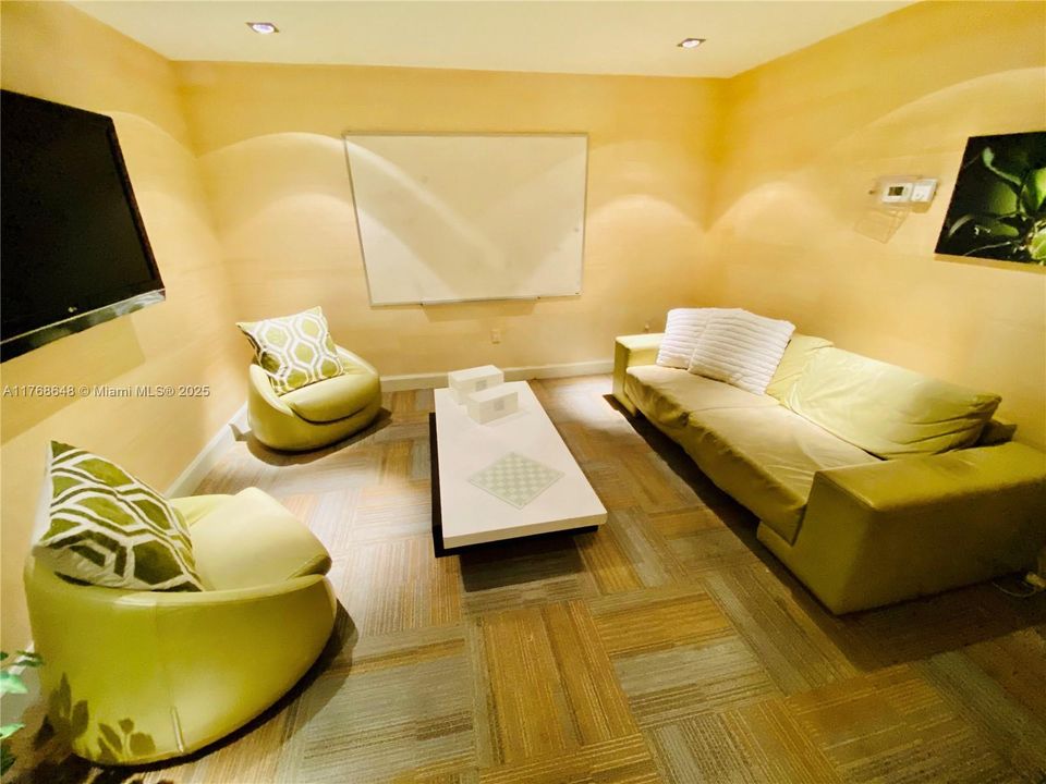 На продажу: $715,000 (2 спален, 2 ванн, 986 Квадратных фут)