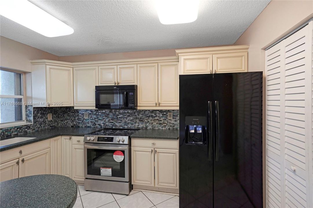 最近售出: $449,900 (3 贝兹, 3 浴室, 1802 平方英尺)