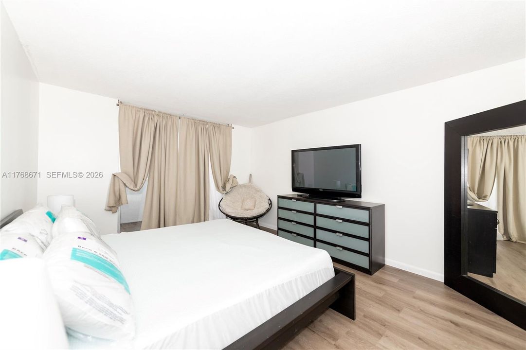 For Sale: $199,000 (1 beds, 1 baths, 873 Square Feet)