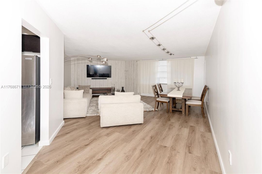 For Sale: $199,000 (1 beds, 1 baths, 873 Square Feet)