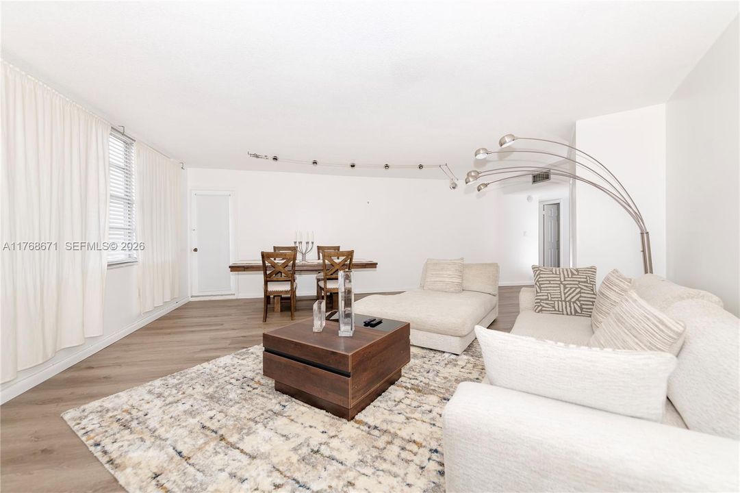For Sale: $199,000 (1 beds, 1 baths, 873 Square Feet)