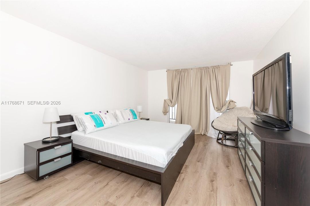 For Sale: $199,000 (1 beds, 1 baths, 873 Square Feet)