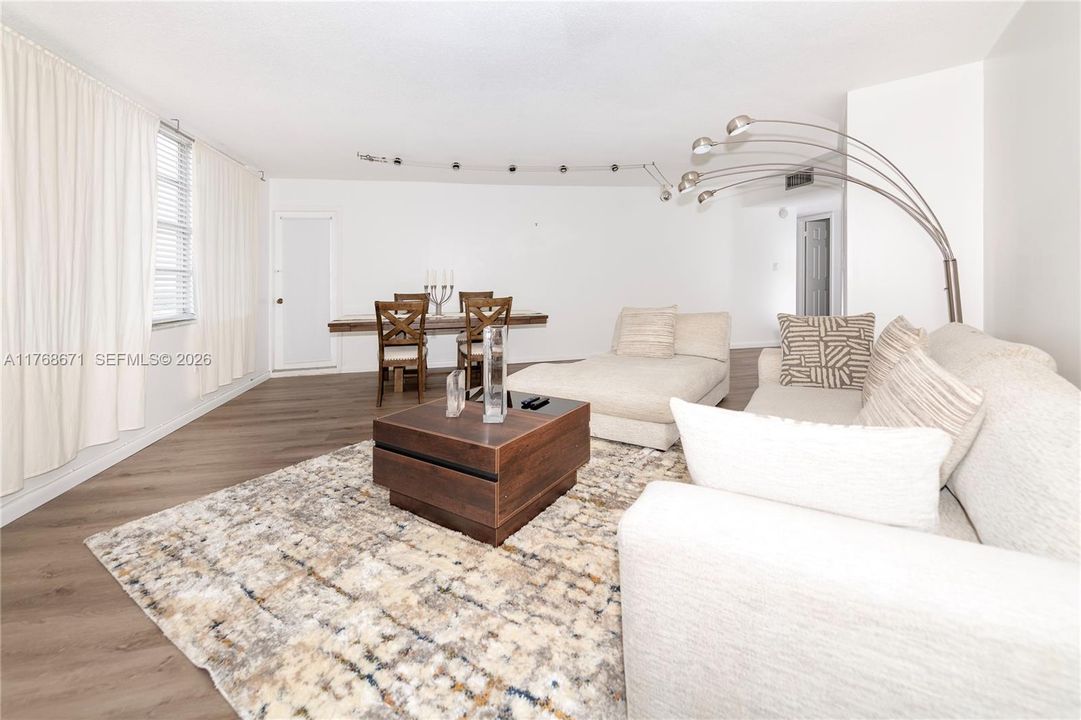 For Sale: $199,000 (1 beds, 1 baths, 873 Square Feet)