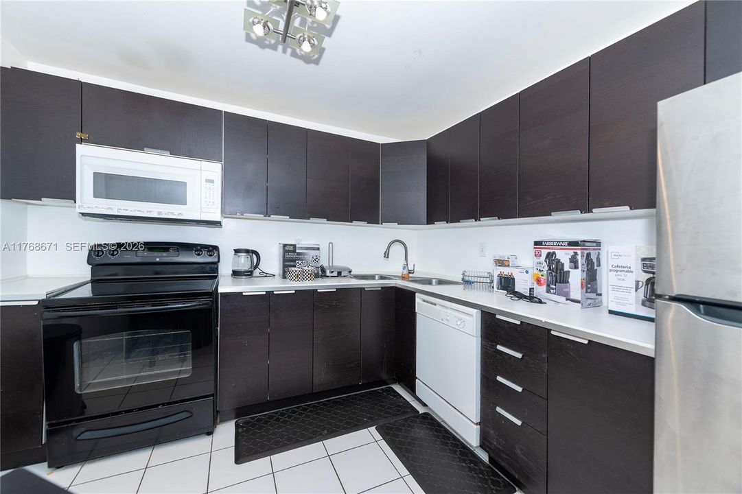 For Sale: $199,000 (1 beds, 1 baths, 873 Square Feet)