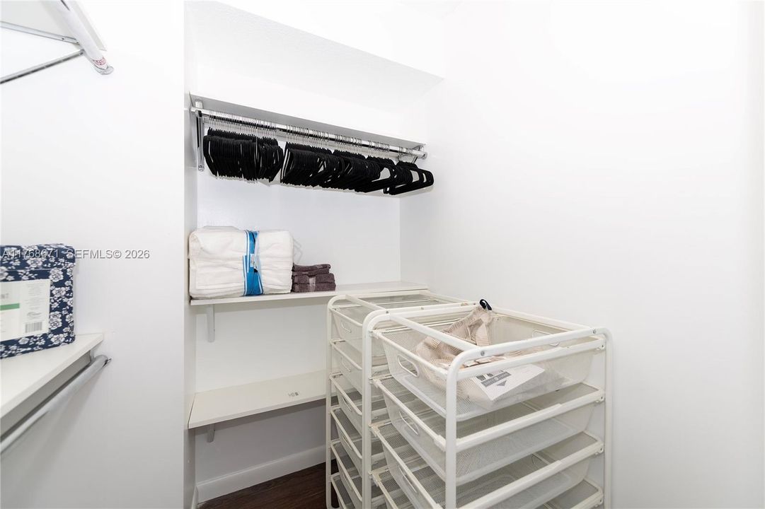 For Sale: $199,000 (1 beds, 1 baths, 873 Square Feet)