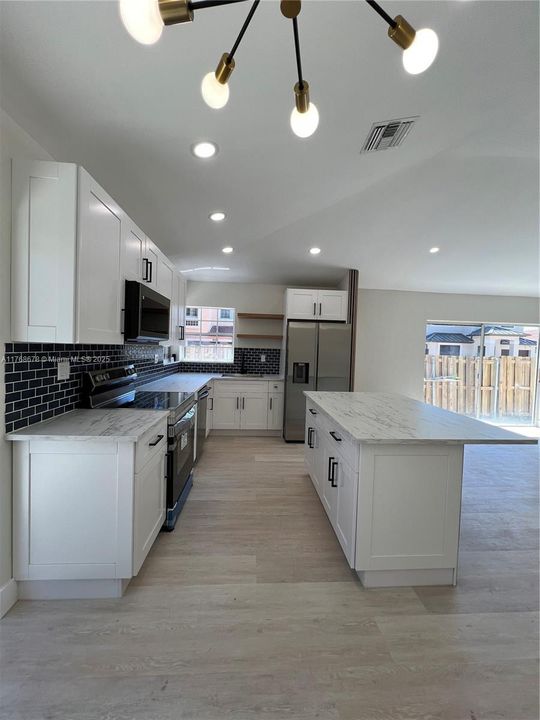 Vendido Recientemente: $569,000 (3 camas, 2 baños, 1330 Pies cuadrados)