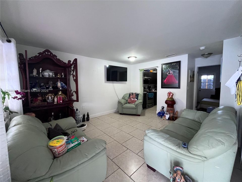 Vendido Recientemente: $315,000 (3 camas, 3 baños, 1102 Pies cuadrados)