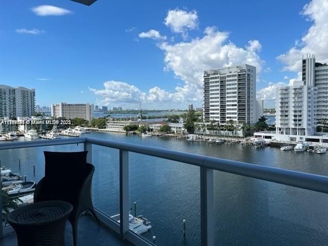 最近租的: $3,100 (2 贝兹, 2 浴室, 828 平方英尺)