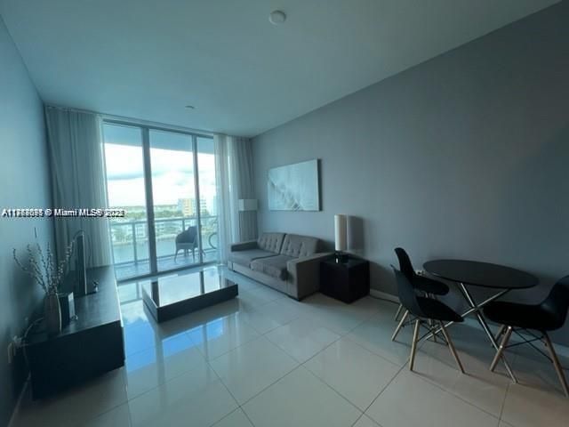 最近租的: $3,100 (2 贝兹, 2 浴室, 828 平方英尺)