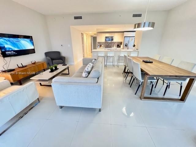 待售: $775,000 (3 贝兹, 3 浴室, 1577 平方英尺)