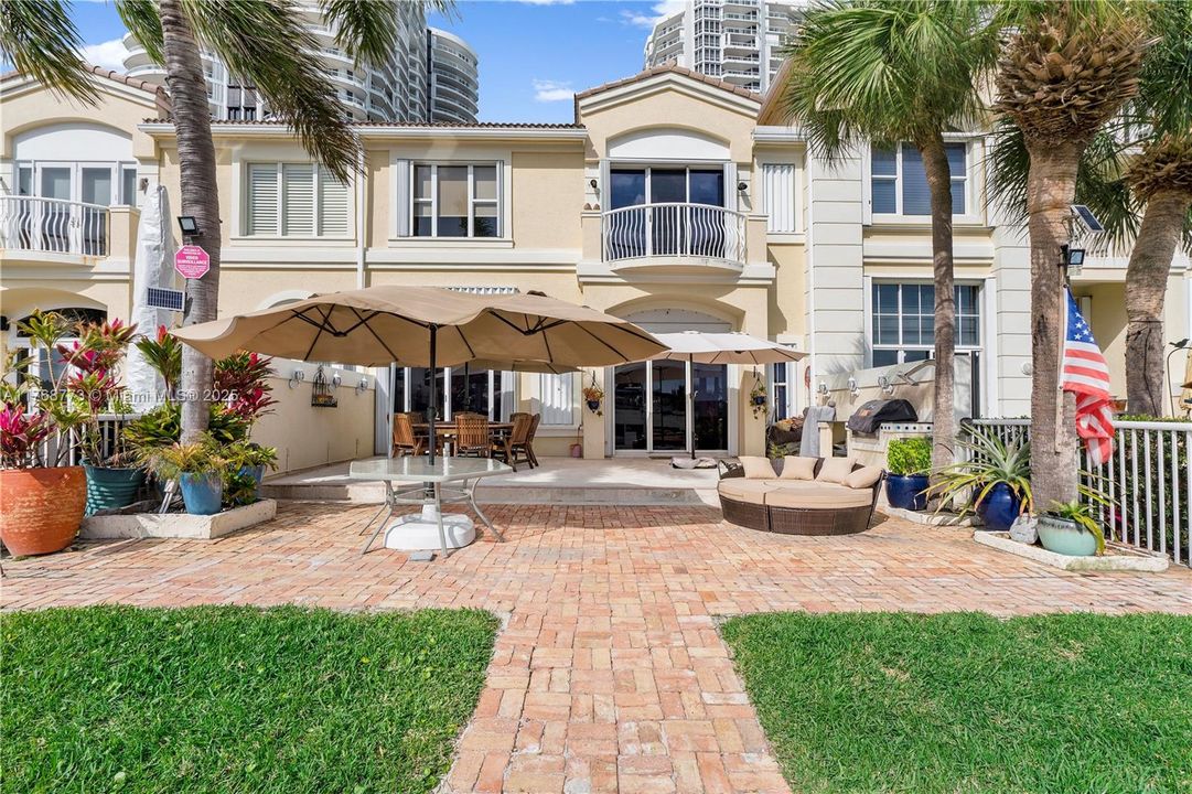 待售: $2,750,000 (5 贝兹, 6 浴室, 3600 平方英尺)