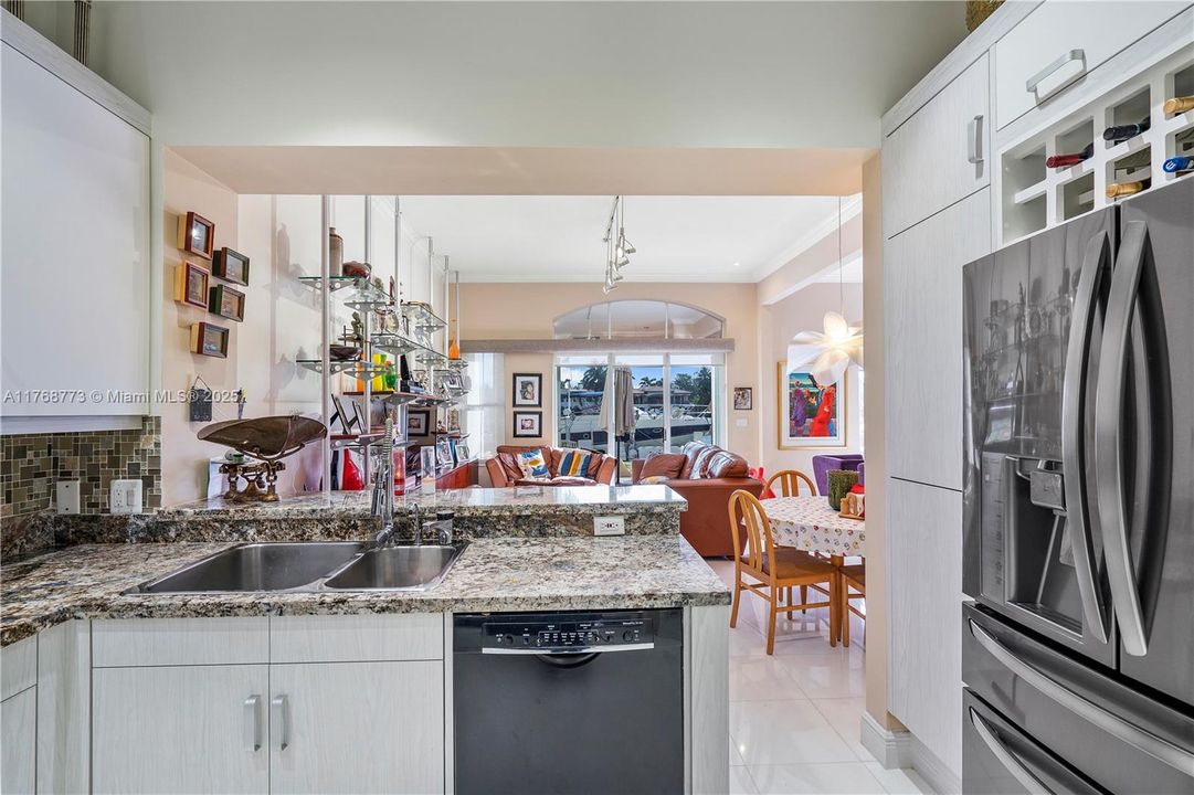 待售: $2,750,000 (5 贝兹, 6 浴室, 3600 平方英尺)