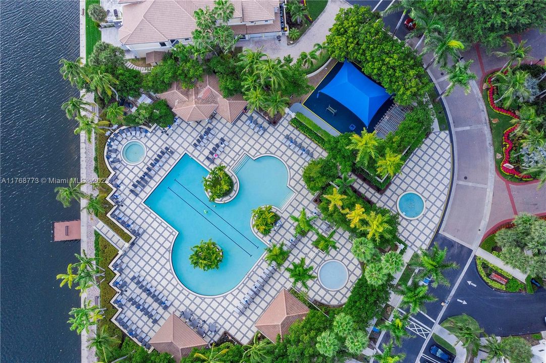 待售: $2,750,000 (5 贝兹, 6 浴室, 3600 平方英尺)