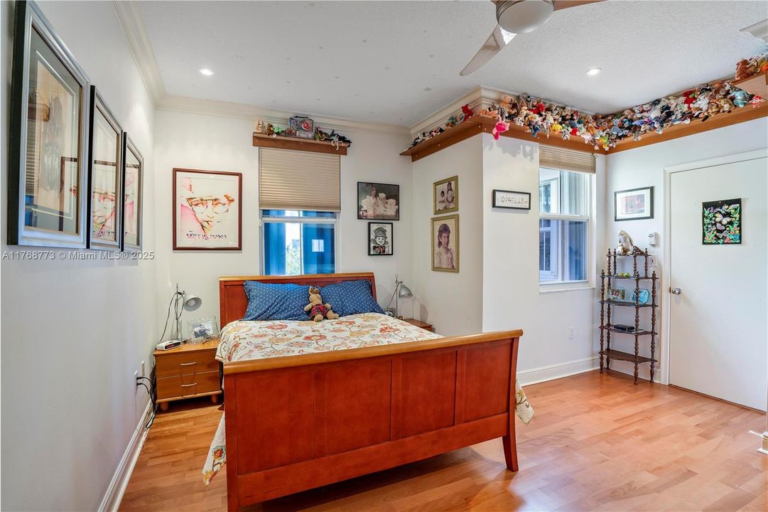 待售: $2,750,000 (5 贝兹, 6 浴室, 3600 平方英尺)